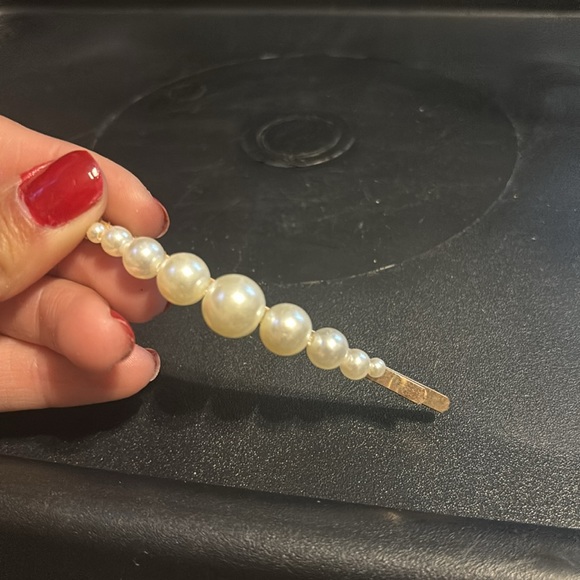 Faux pearl lined Bobby pin - Picture 2 of 3